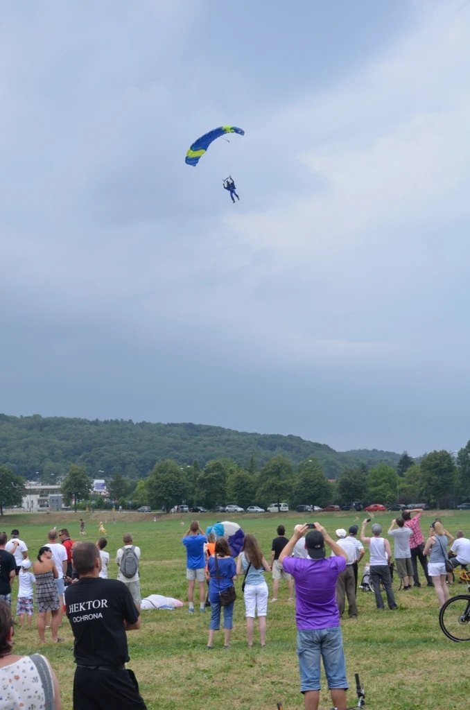 Piknik - jak co roku - przyciągnął tłumy entuzjastów powietrznych rozrywek.
