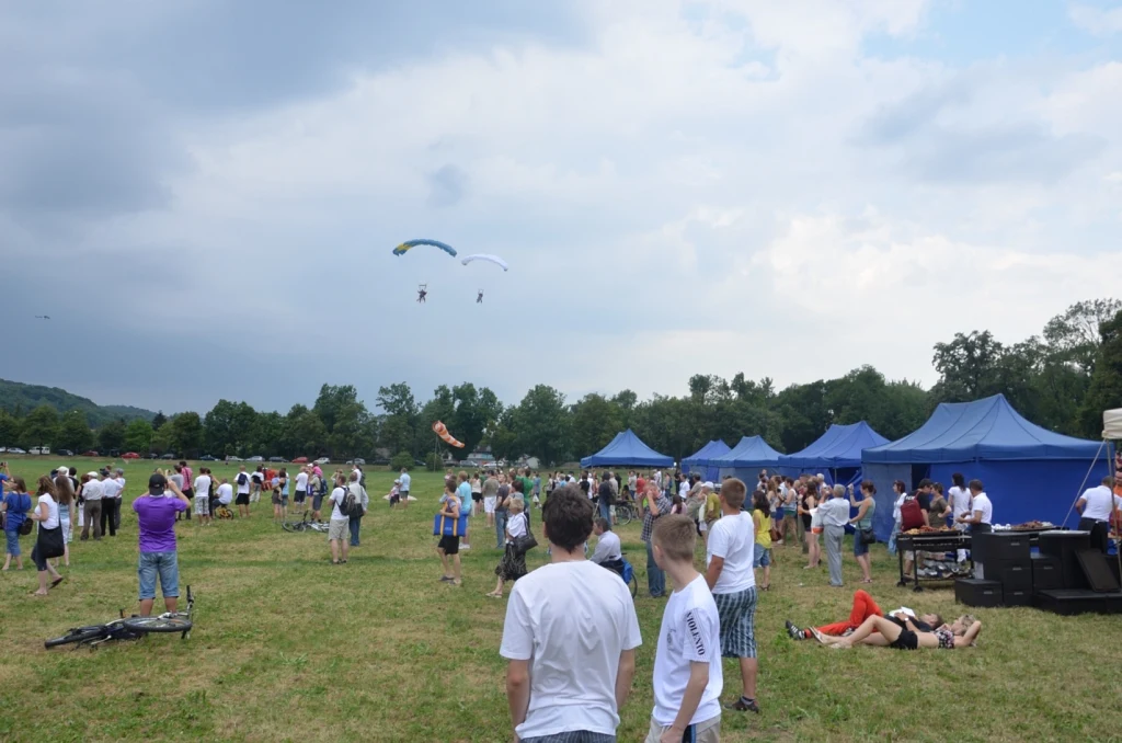 Piknik - jak co roku - przyciągnął tłumy entuzjastów powietrznych rozrywek.