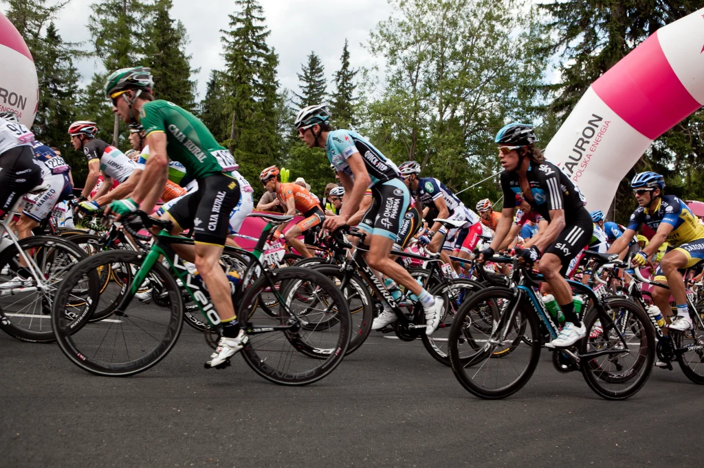 Kolarze na trasie 1. etapu wyścigu kolarskiego 69. Tour de Pologne z Karpacza do Jeleniej Gory Kolarze na trasie 1. etapu wyścigu kolarskiego 69. Tour de Pologne z Karpacza do Jeleniej Gory