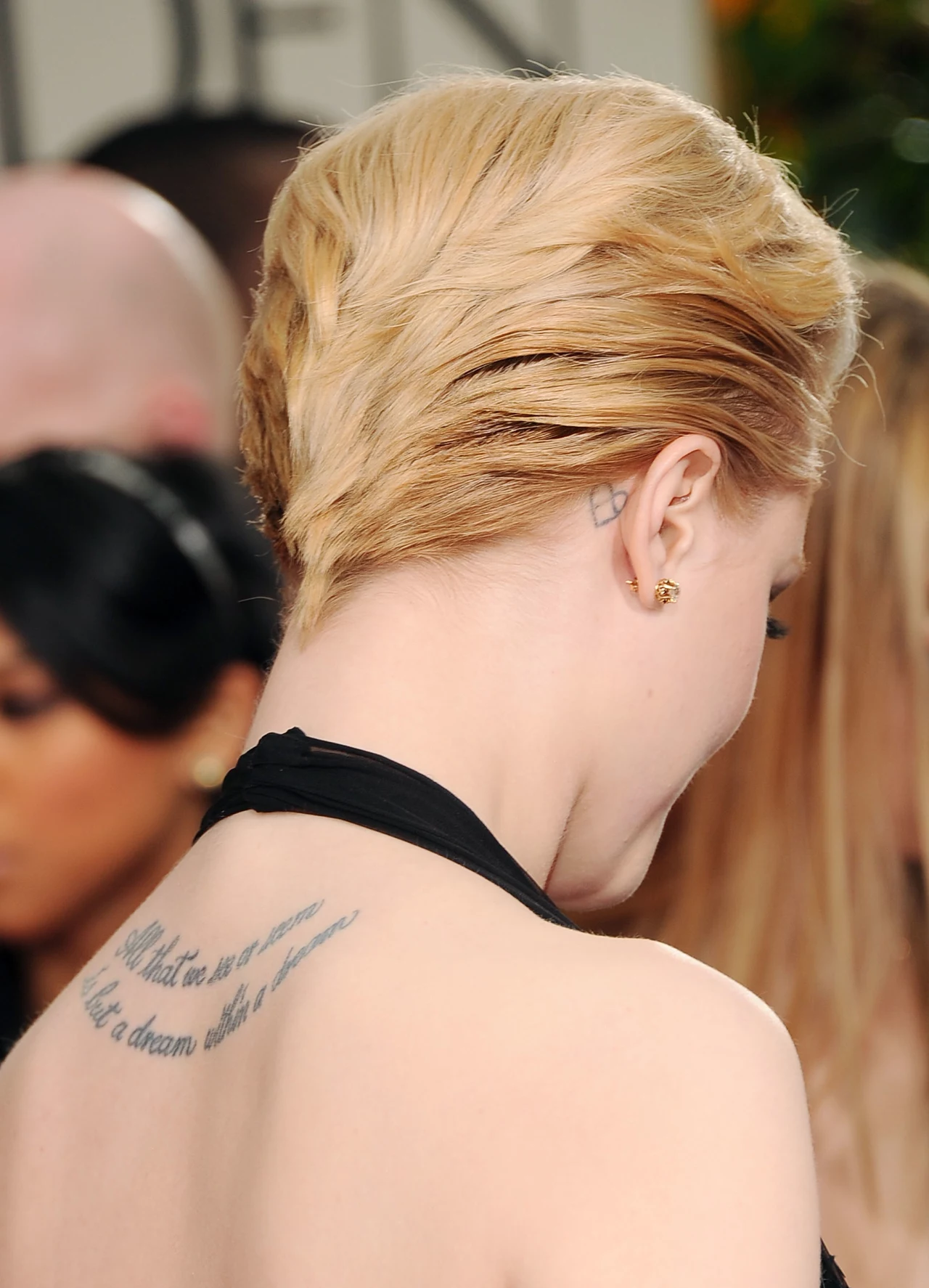 Na karku Evan Rachel Wood widnieje napis: All that we see or seem is but a dream within a dream Na karku Evan Rachel Wood widnieje napis: All that we see or seem is but a dream within a dream