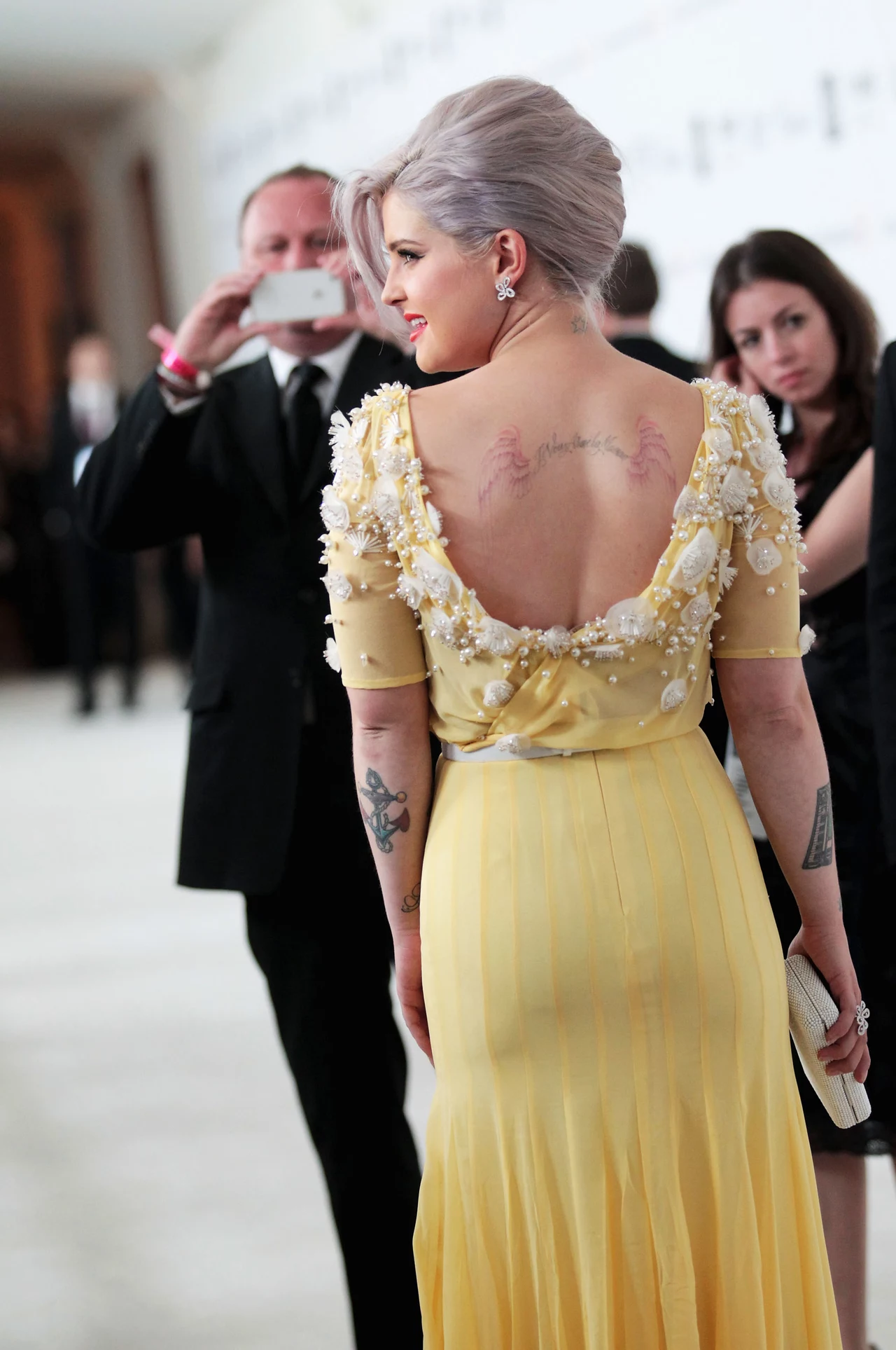 Kelly Osborne nosi pod włosami gwiazdkę Kelly Osborne nosi pod włosami gwiazdkę