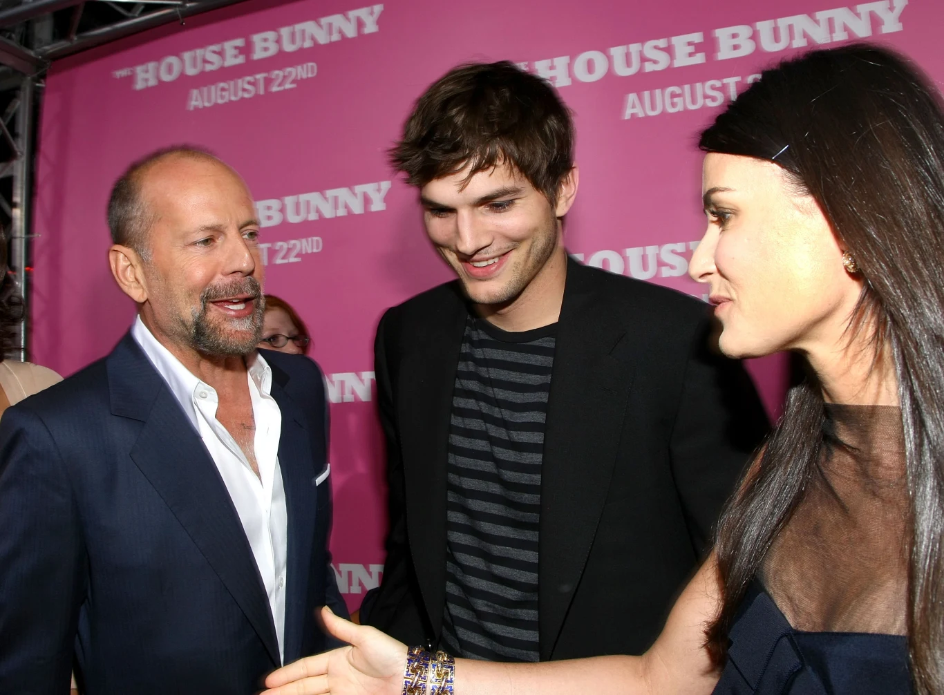 Demi Moore i Bruce Willis: Gdy Demi (49) wychodziła za Ashtona Kutchera, były mąż Bruce (57) bawił się na ich weselu. Nie mógł przewidzieć, że po 6 latach zdradzona Demi będzie wypłakiwać się na jego ramieniu...
