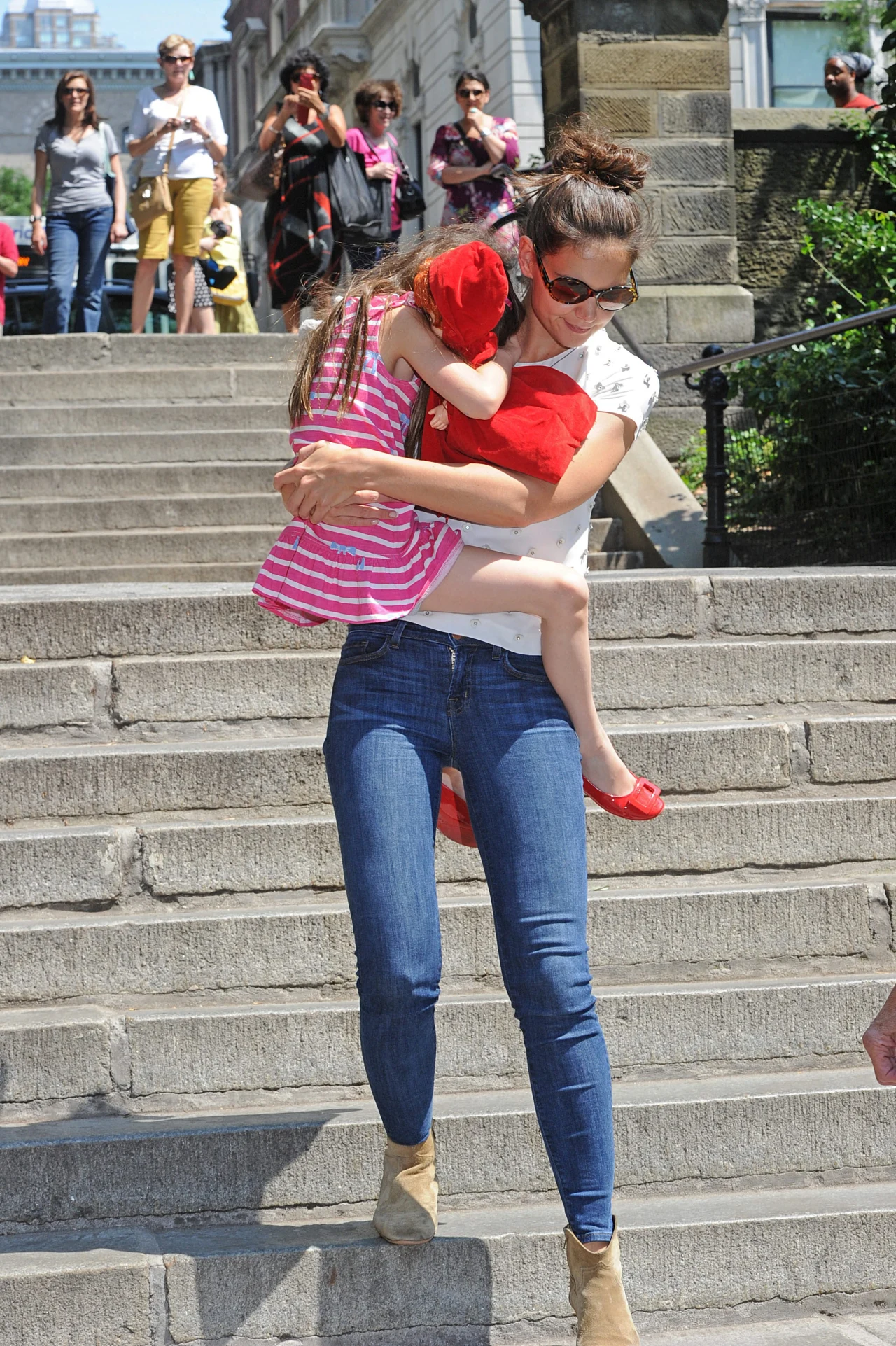 Tom chciał oddać ją na wychowanie Sea Organization, scjentologicznej instytucji, która wysyła małe dzieci na specjalny statek, na którym przechodzą ideologiczne pranie mózgu... [czytaj i oglądaj dalej].