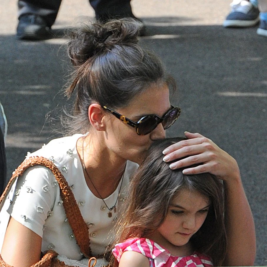 Nie jest tajemnicą, że dziewczynka jest bardzo rozpieszczona przez swoich rodziców. Tom Cruise, wyrastając w biedzie, chciał, by jego dzieciom niczego nie brakowało. W myśl scjentologii dziecku nie można mówić "nie". Małej pozwalano więc na wszystko... Nie jest tajemnicą, że dziewczynka jest bardzo rozpieszczona przez swoich rodziców. Tom Cruise, wyrastając w biedzie, chciał, by jego dzieciom niczego nie brakowało. W myśl scjentologii dziecku nie można mówić "nie". Małej pozwalano więc na wszystko...