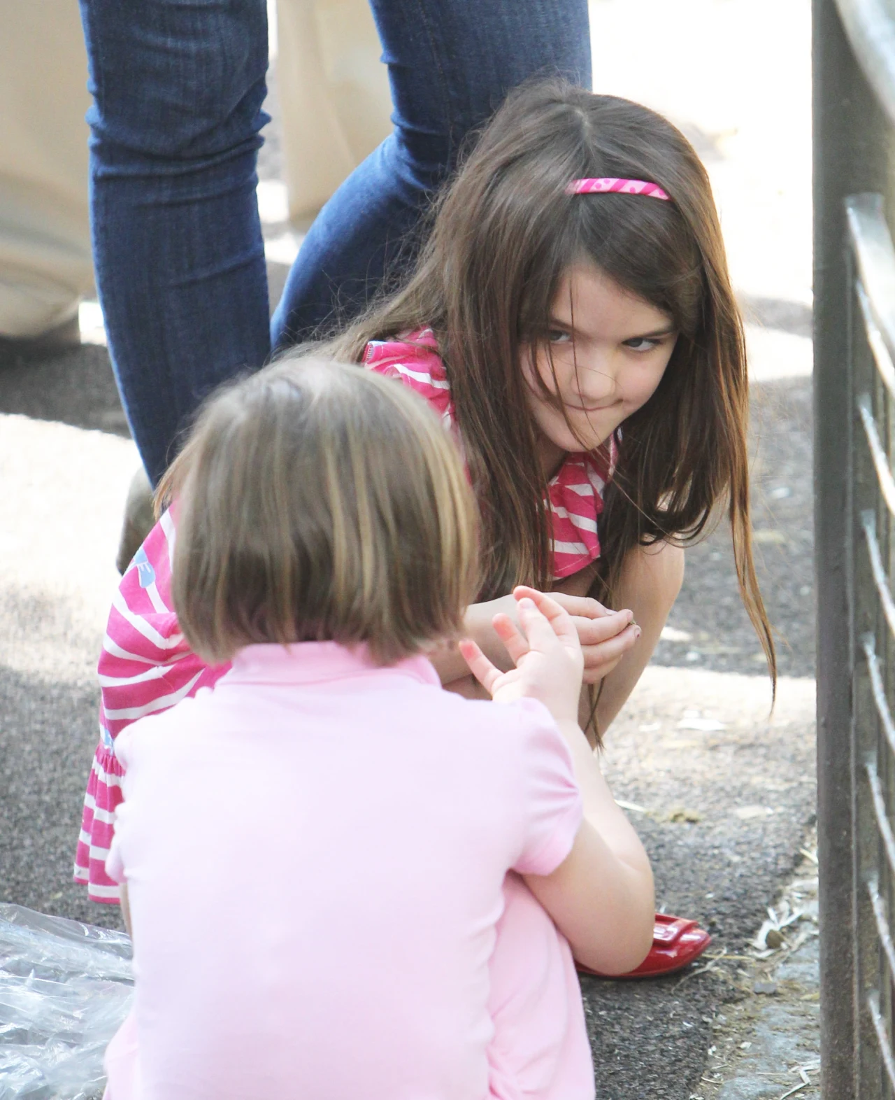 Aktor nie mógł nawet marzyć o porządnych butach na zimę, a co dopiero o kosztownych zabawkach... Nic dziwnego, że teraz pragnie, by Suri niczego nie zabrakło. Jak dziewczynka zniesie rozwód? [oglądaj i czytaj dalej].