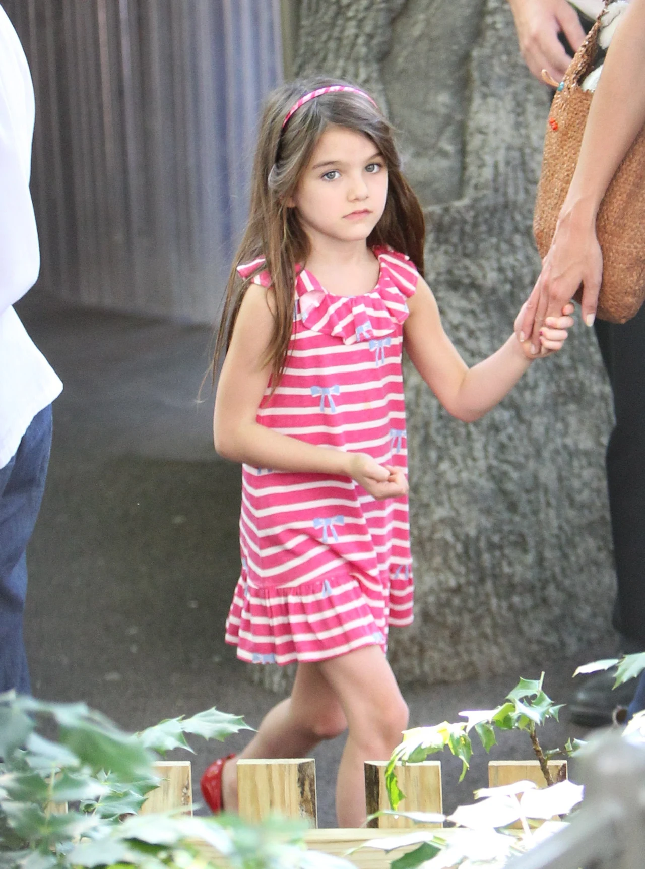 "Chcę dać jej wszystko to, o czym sam marzyłem w dzieciństwie" - mówi Tom Cruise, i nie przejmuje się zarzutami, że wychowuje Suri na zepsutą egoistkę.

On sam wychowywał się w bardzo ubogim domu. Po odejściu ojca Thomasa Mapothera III, którego wspomina jako "surowego dręczyciela", jego mama Mary Lee musiała pracować na kilku etatach i wychowywać Toma i jego rodzeństwo sama [czytaj i ogląda dalej].