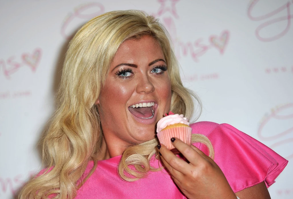 Gemma Collins lubi pozować fotoreporterom. Tutaj podczas spotkania promocyjnego swojej kolekcji. Czy taka promocja zachęca cię do kupienia czegoś z kolekcji Gemmy Collins? Gemma Collins lubi pozować fotoreporterom. Tutaj podczas spotkania promocyjnego swojej kolekcji. Czy taka promocja zachęca cię do kupienia czegoś z kolekcji Gemmy Collins?
