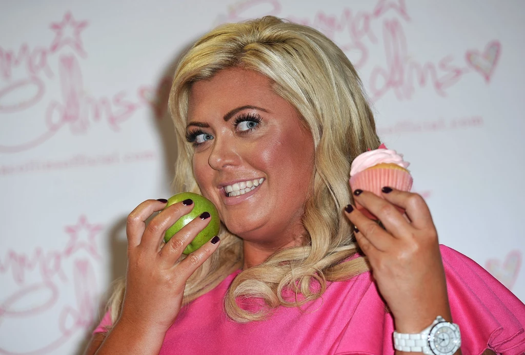 Gemma Collins lubi pozować fotoreporterom. Tutaj podczas spotkania promocyjnego swojej kolekcji. Czy taka promocja zachęca cię do kupienia czegoś z kolekcji Gemmy Collins? Gemma Collins lubi pozować fotoreporterom. Tutaj podczas spotkania promocyjnego swojej kolekcji. Czy taka promocja zachęca cię do kupienia czegoś z kolekcji Gemmy Collins?