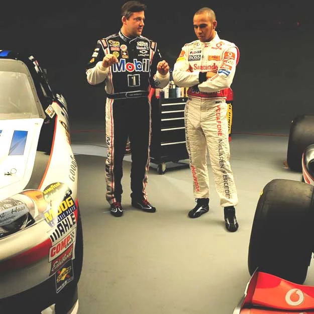 Tony Stewart (z lewej)  i Lewis Hamilton