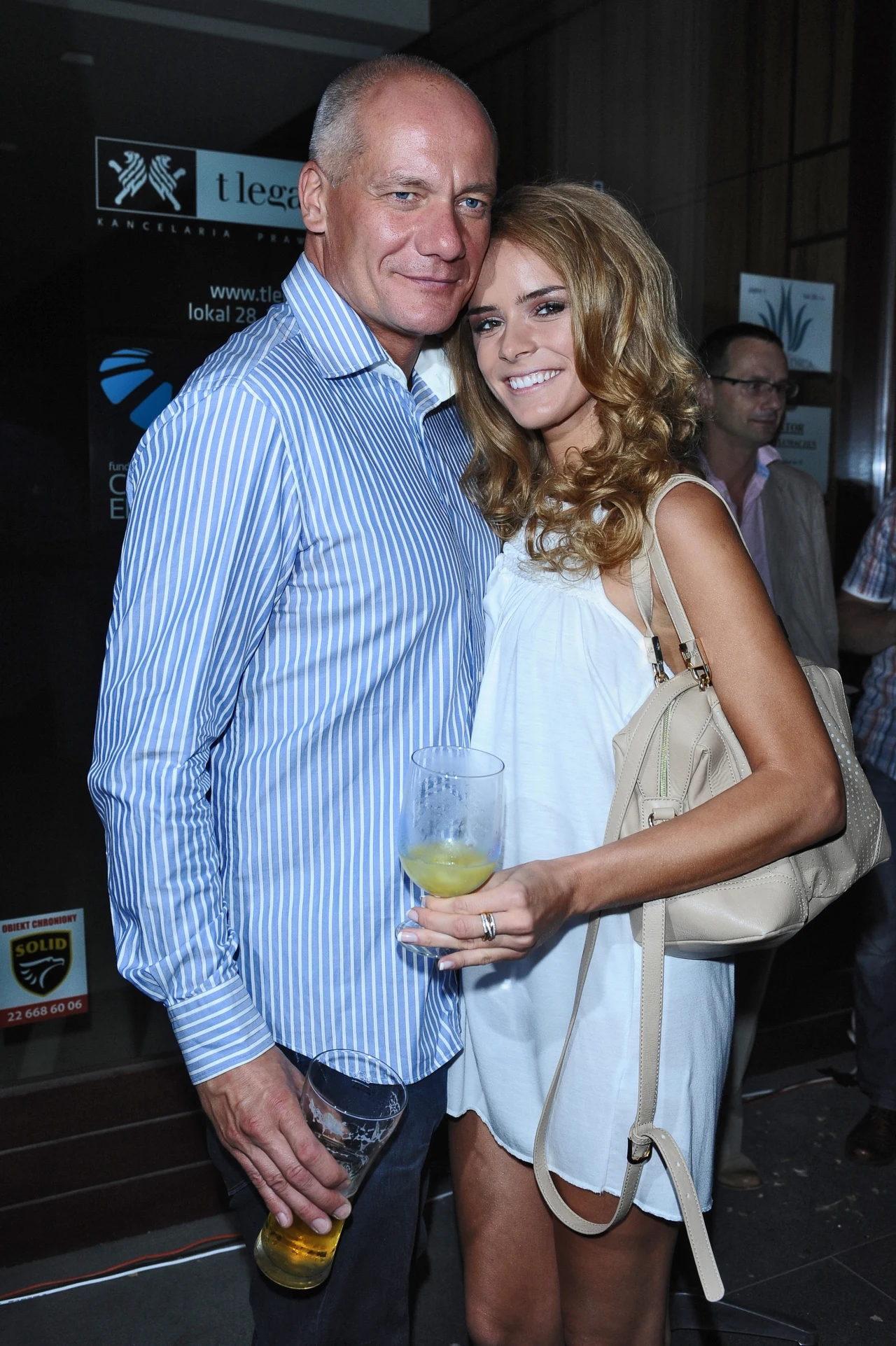 Moda na młodsze partnerki trwa - Piotr Zelt (43 l.) po rozstaniu z żoną Ewą związał się z młodziutką modelką Moniką Ordowską. Dziewczyna jest młodsza od aktora o 21 lat. 15 lipca para pojawiła się na otwarciu jednej z warszawskich restauracji [czytaj i oglądaj dalej].