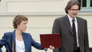 Rola adwokata w „Życiu nad rozlewiskiem 2” to pierwsza rola aktorska zajmującego się na co dzień public relations Szymona Kukanowa