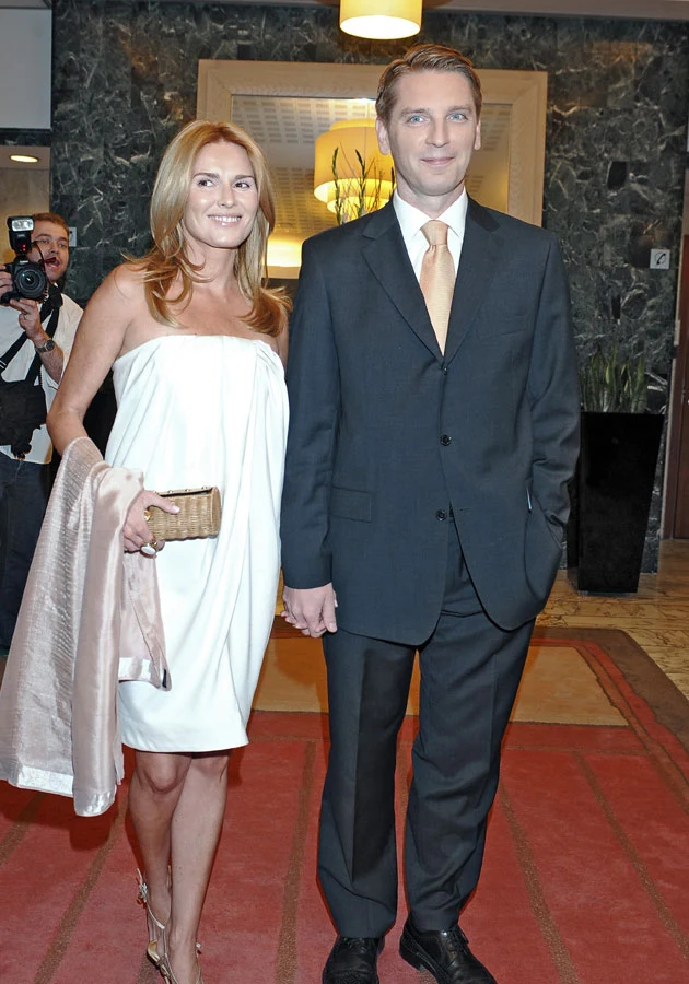 W firmowanym przez Lisa serwisie pracę znalazła jego żona. Hanna Lis pisze na jego łamach felietony kulinarne W firmowanym przez Lisa serwisie pracę znalazła jego żona. Hanna Lis pisze na jego łamach felietony kulinarne