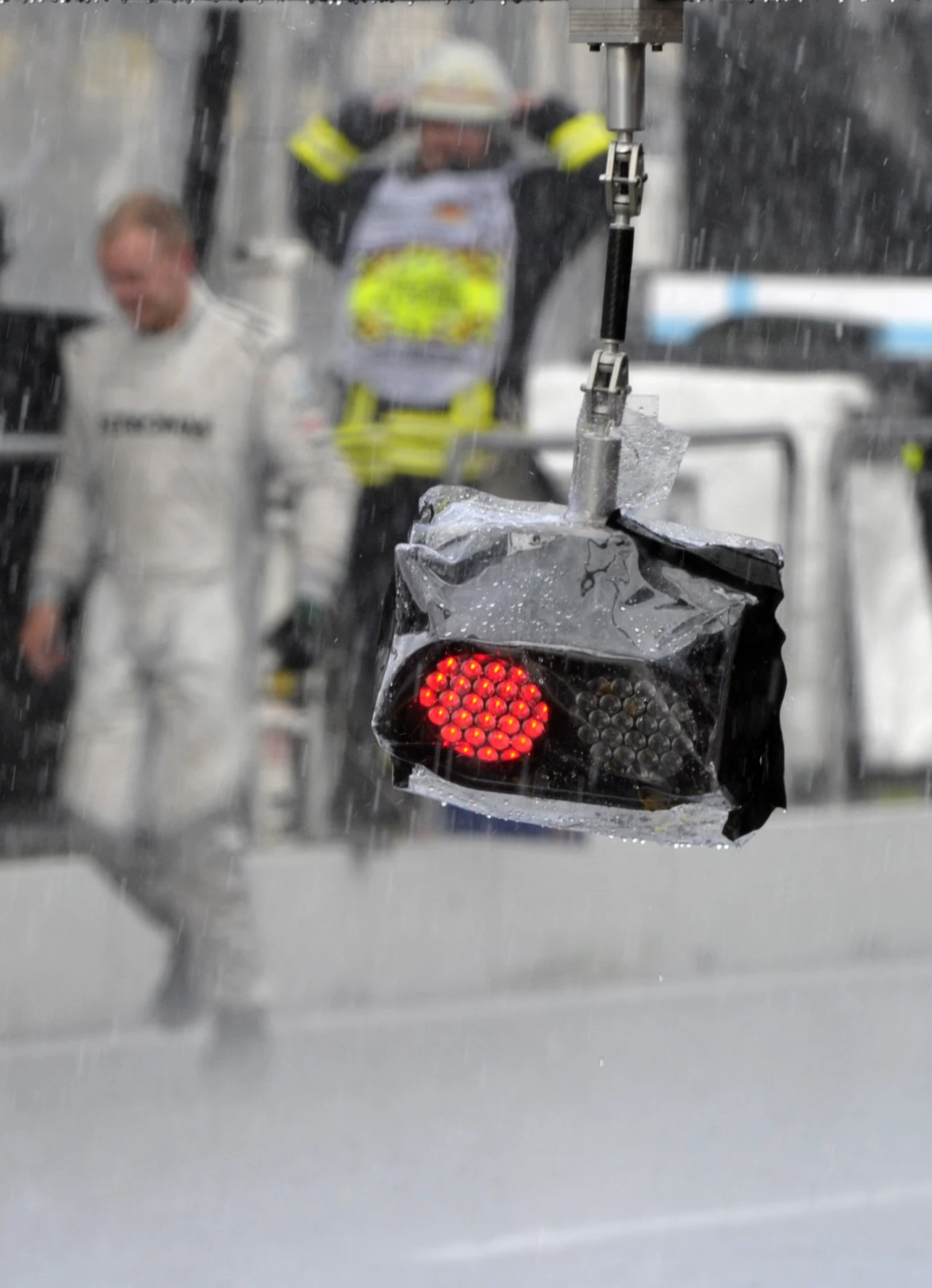 Lider klasyfikacji generalnej Hiszpan Fernando Alonso z teamu Ferrari wygrał kwalifikacje do Grand Prix Niemiec, dziesiątej eliminacji mistrzostw świata Formuły 1 i w niedzielę na torze Hockenheim wystartuje z pole position. Drugi był Niemiec Sebastian Vettel (Red Bull-Renault), a trzeci jego kolega z zespołu, wicelider klasyfikacji generalnej Australijczyk Mark Webber, który jednak na starcie GP zostanie przesunięty o pięć pozycji. To kara za nieregulaminową wymianę skrzyni biegów. 