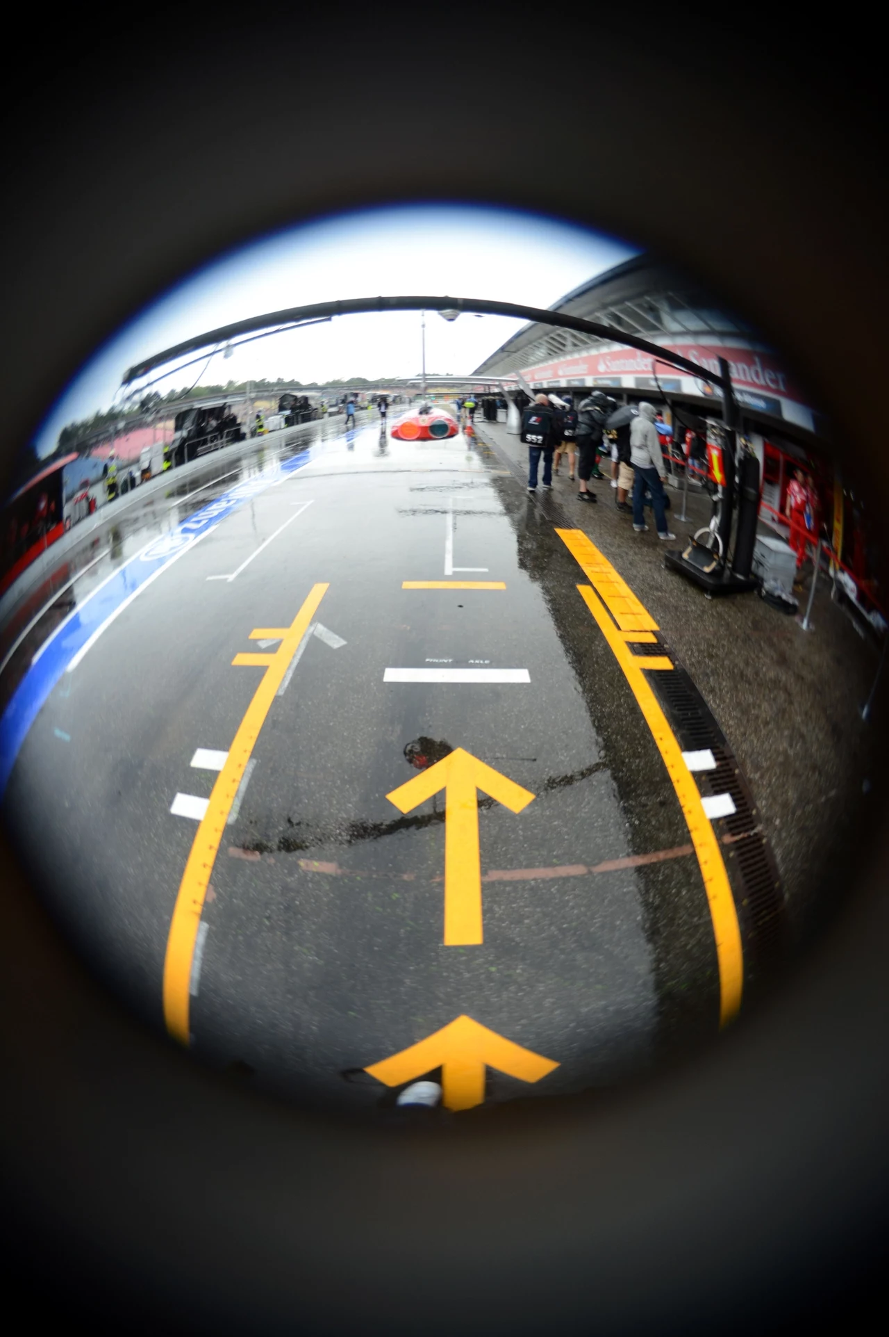 Lider klasyfikacji generalnej Hiszpan Fernando Alonso z teamu Ferrari wygrał kwalifikacje do Grand Prix Niemiec, dziesiątej eliminacji mistrzostw świata Formuły 1 i w niedzielę na torze Hockenheim wystartuje z pole position. Drugi był Niemiec Sebastian Vettel (Red Bull-Renault), a trzeci jego kolega z zespołu, wicelider klasyfikacji generalnej Australijczyk Mark Webber, który jednak na starcie GP zostanie przesunięty o pięć pozycji. To kara za nieregulaminową wymianę skrzyni biegów. 