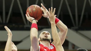Marcin Gortat rzuca nad rękami Chińczyka Wang Zhizhi