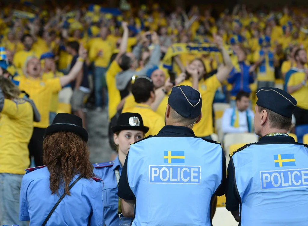 Kibice "Trzech Koron" obserwowani przez policjantów podczas Euro 2012 Kibice "Trzech Koron" obserwowani przez policjantów podczas Euro 2012