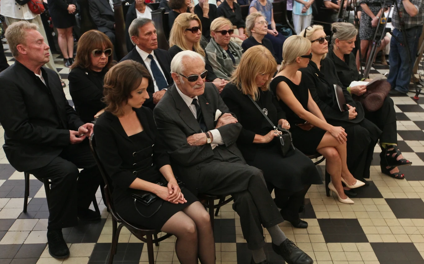 Żona zmarłego Kamila Łapicka oraz rodzina i przyjaciele Żona zmarłego Kamila Łapicka oraz rodzina i przyjaciele