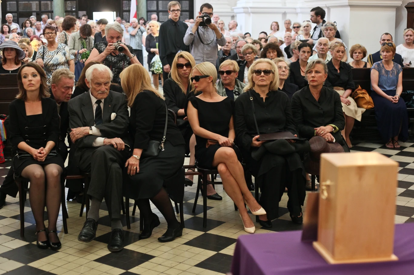 Żona zmarłego Kamila Łapicka oraz rodzina i przyjaciele Żona zmarłego Kamila Łapicka oraz rodzina i przyjaciele