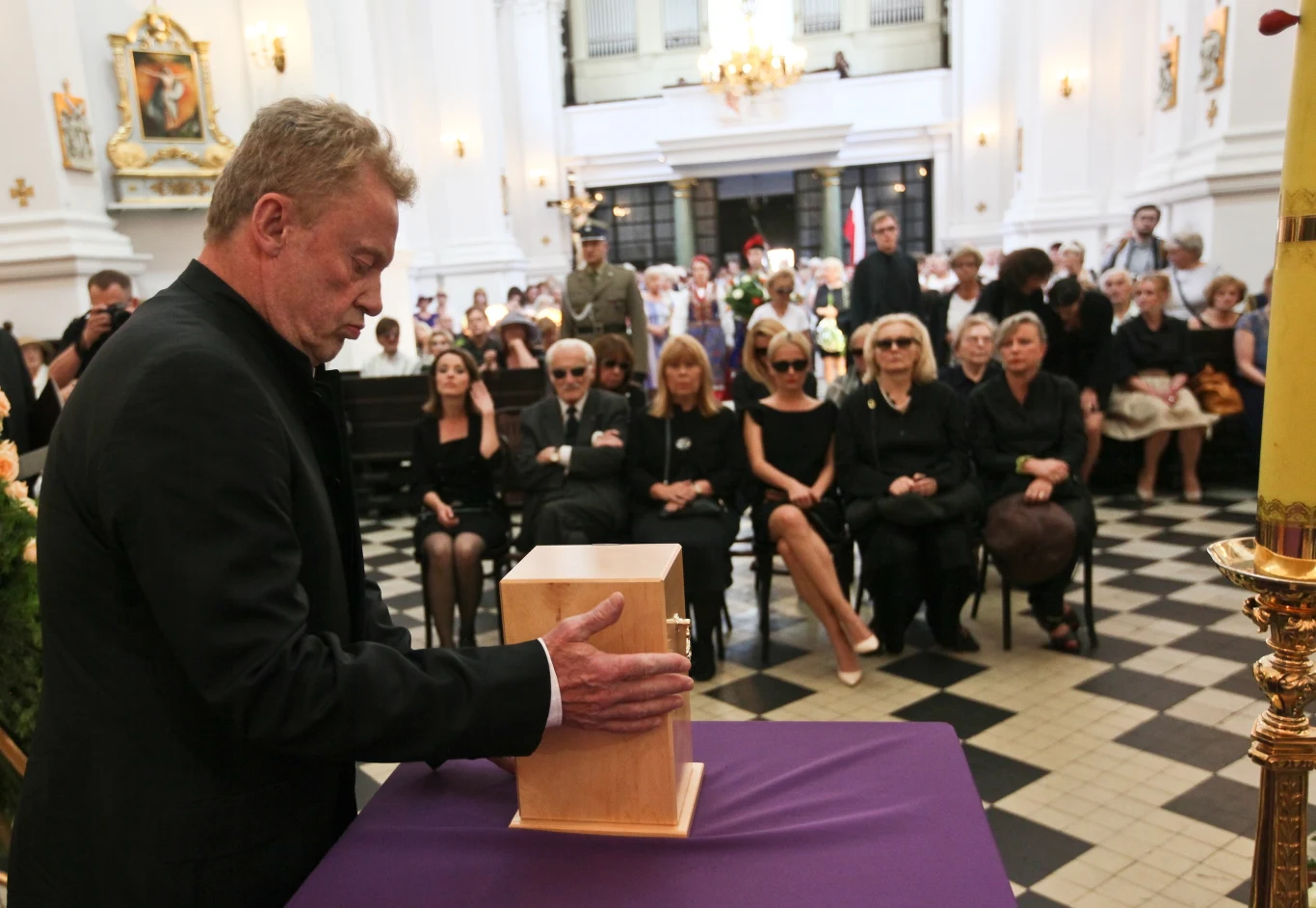 Daniel Olbrychski z urną z prochami zmarłego Daniel Olbrychski z urną z prochami zmarłego