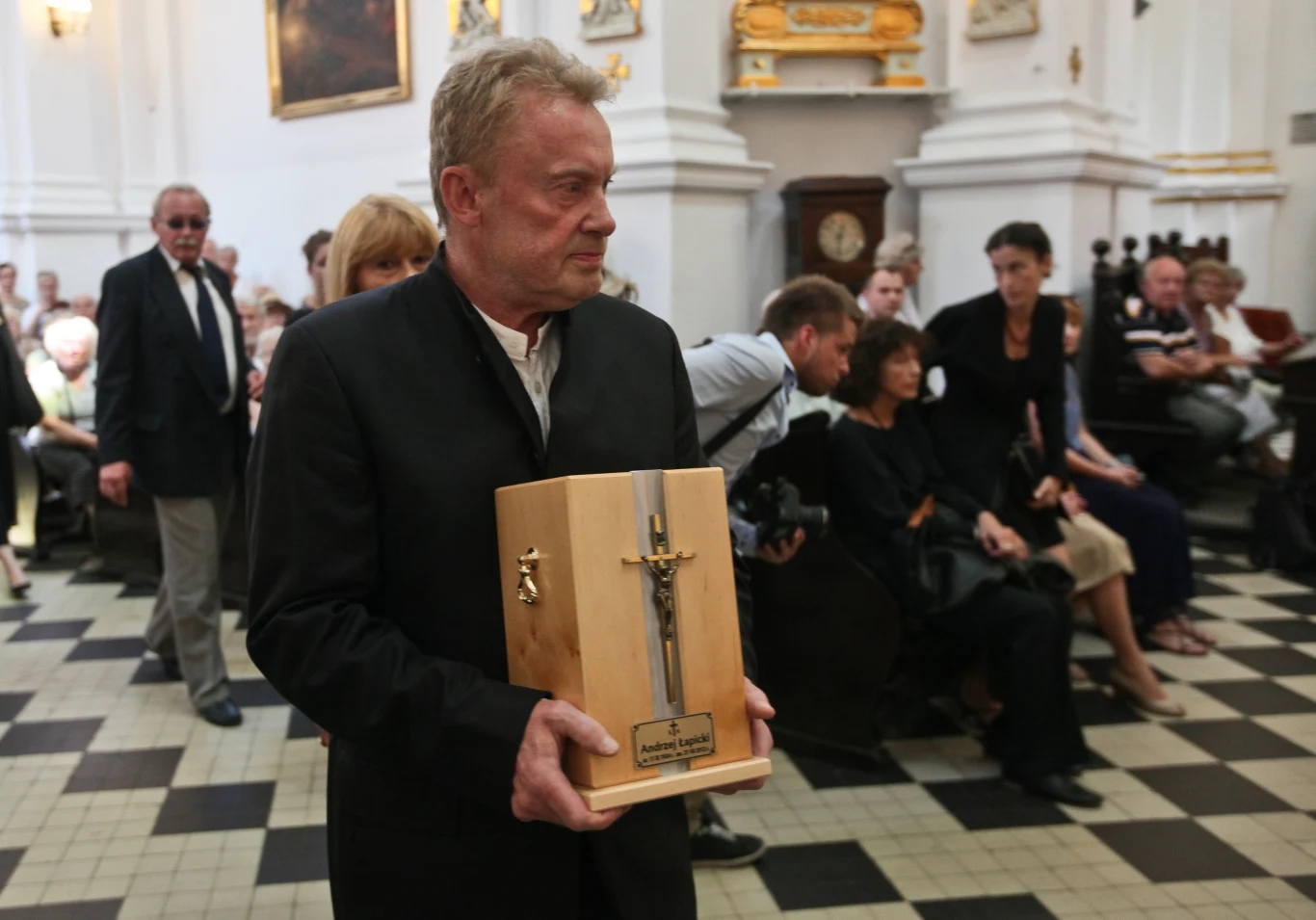 Daniel Olbrychski z urną z prochami zmarłego Daniel Olbrychski z urną z prochami zmarłego