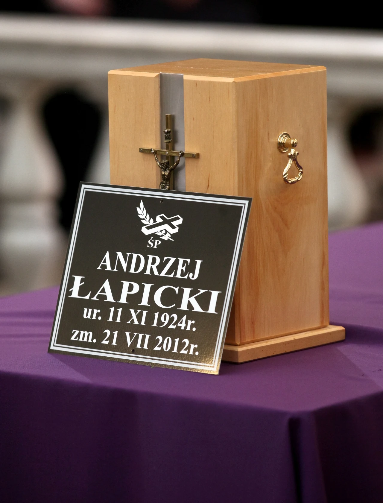 Urna z prochami zmarłego Urna z prochami zmarłego