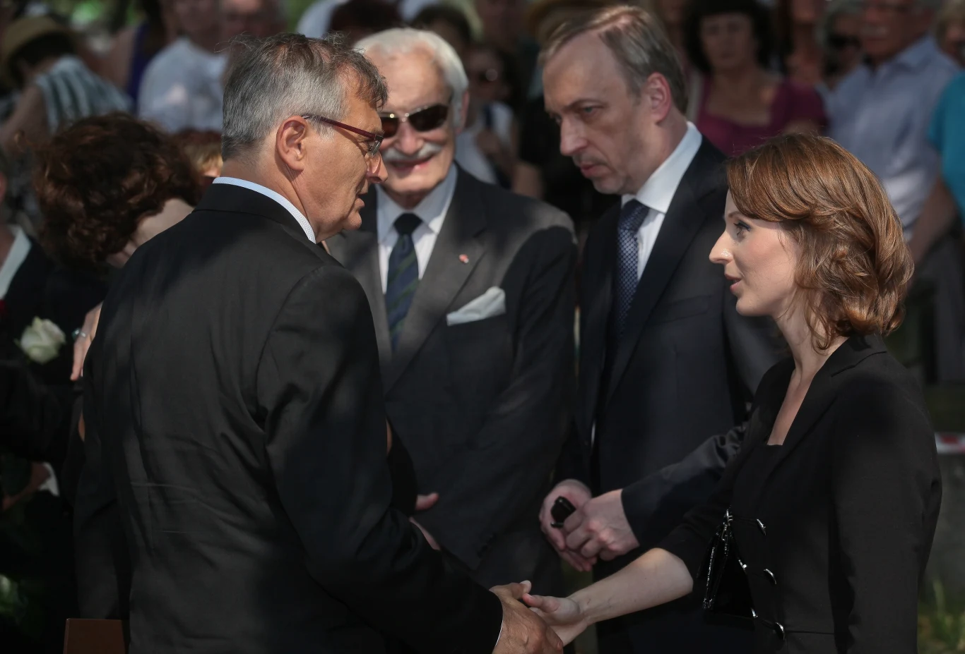 Kamila Łapicka przyjmuje kondolencje od Olgierda Łukaszewicza Kamila Łapicka przyjmuje kondolencje od Olgierda Łukaszewicza