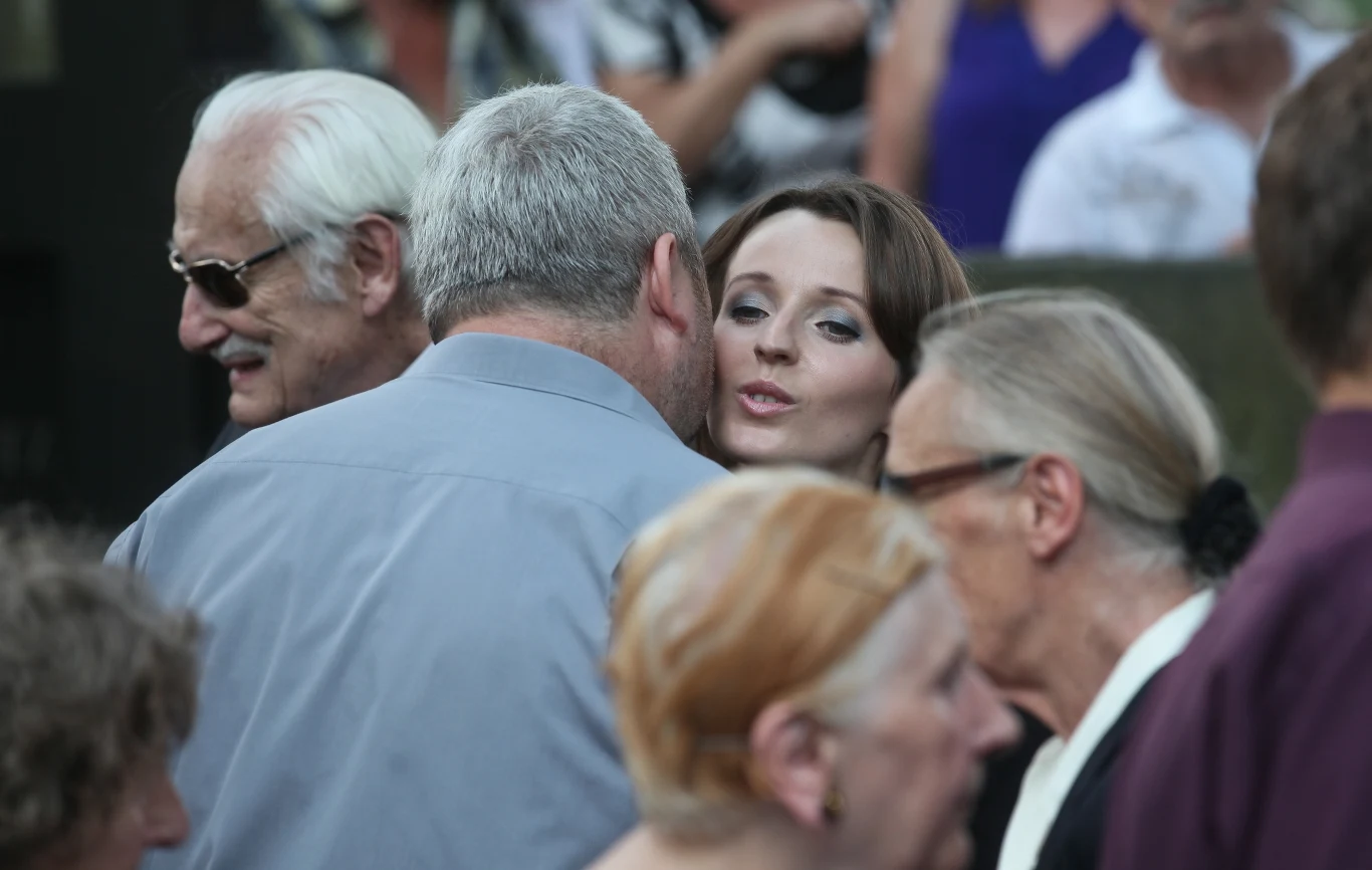 Kamila Łapicka przyjmuje kondolencje Kamila Łapicka przyjmuje kondolencje