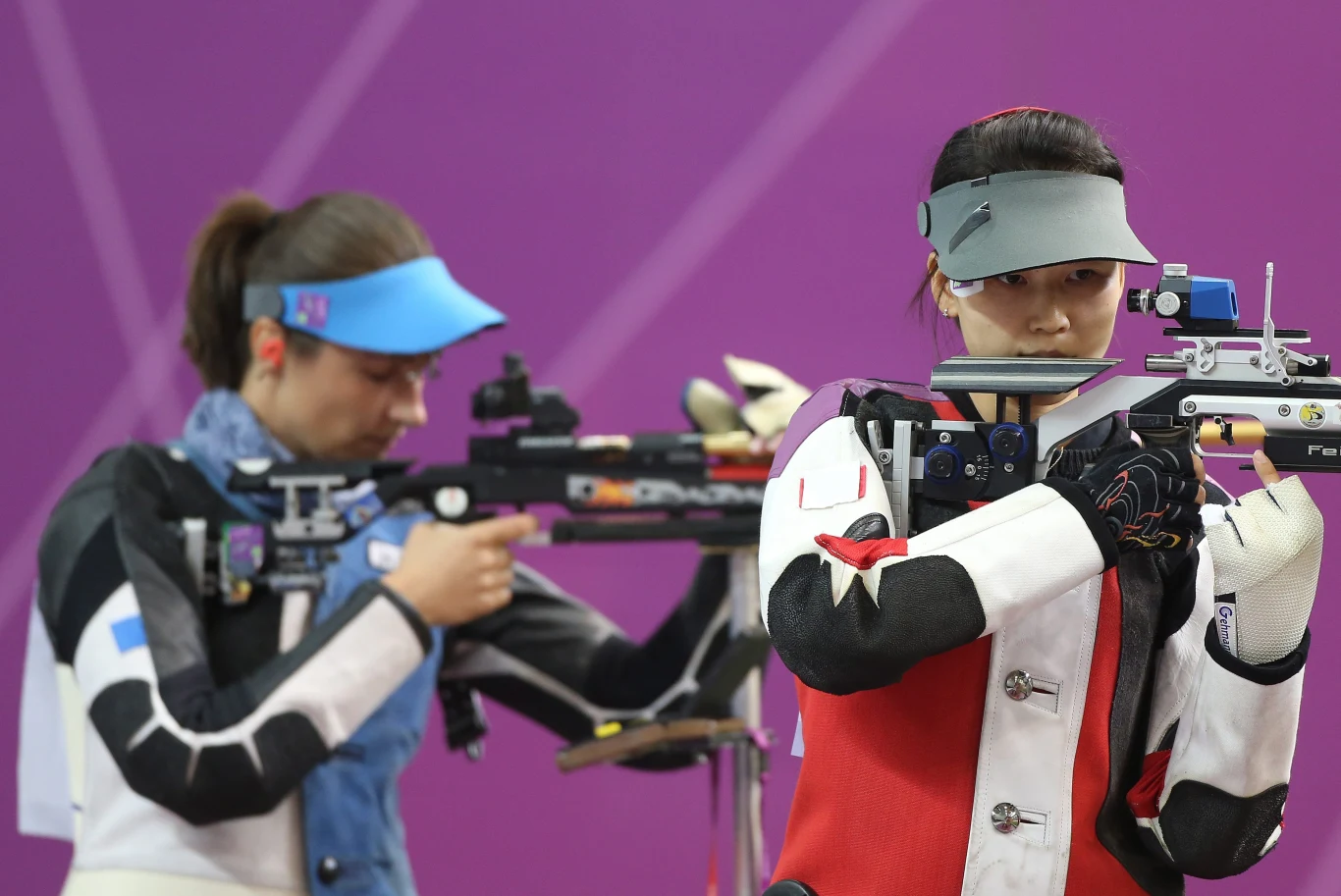 Sylwia Bogacka i złota medalistka, Chinka Siling Yi