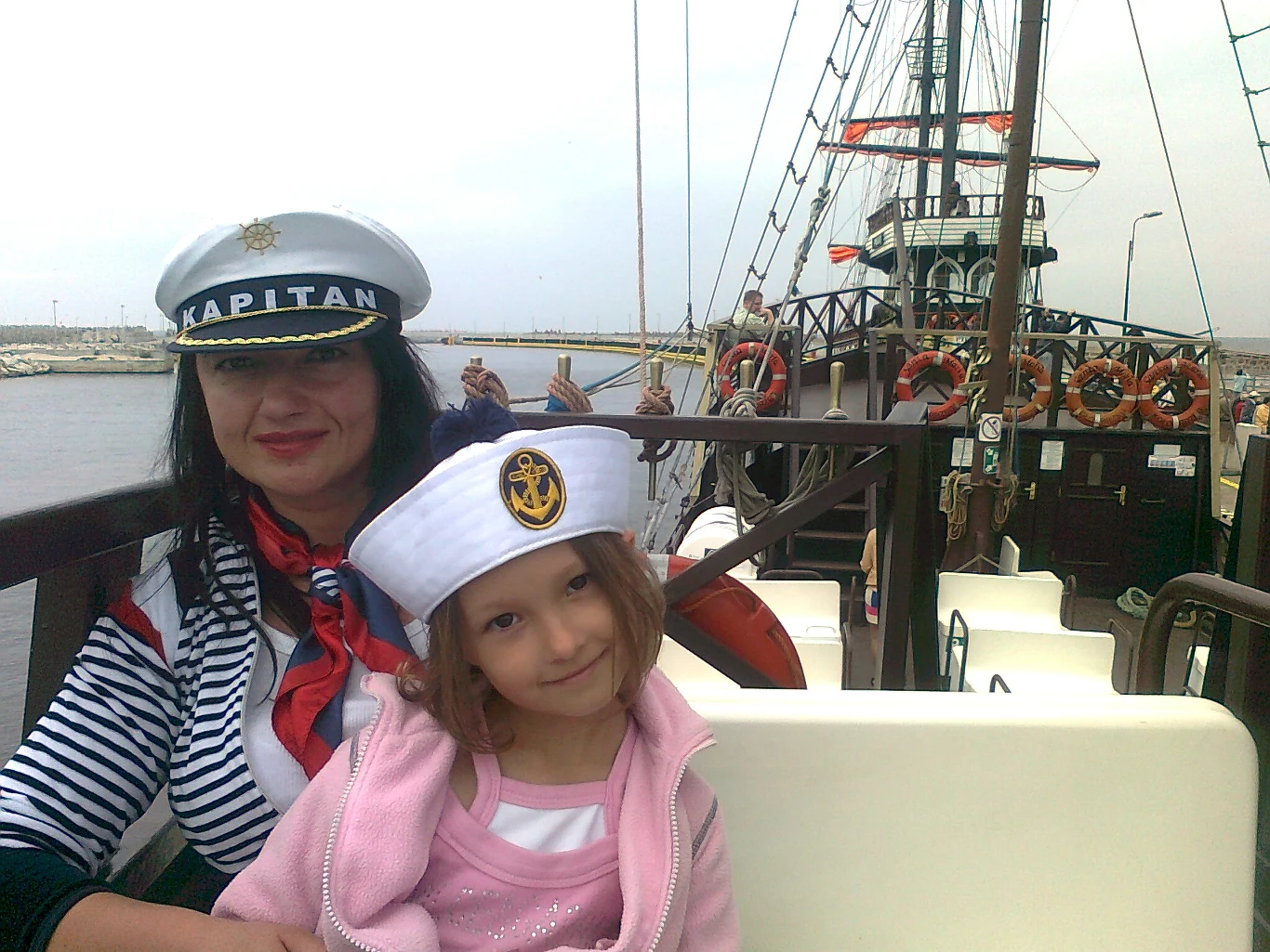 Kapitan i majtek na statku w Kołobrzegu Kapitan i majtek na statku w Kołobrzegu