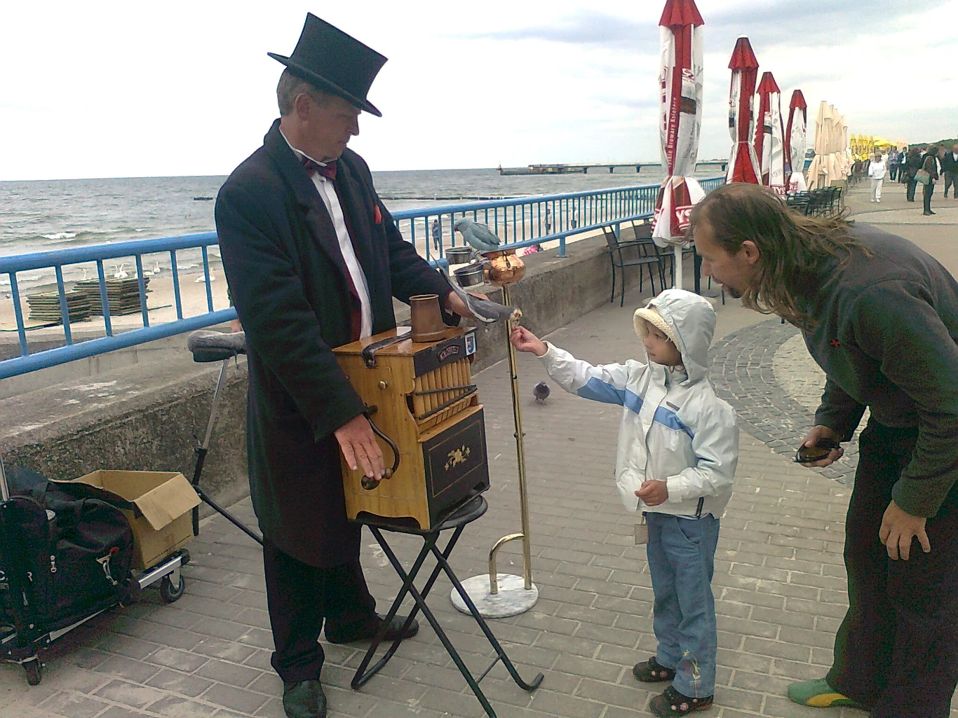 Na promenadzie w Kołobrzegu spotkaliśmy kataryniarza.Córka była zachwycona a widok taki trochę z innej epoki... Na promenadzie w Kołobrzegu spotkaliśmy kataryniarza.Córka była zachwycona a widok taki trochę z innej epoki...
