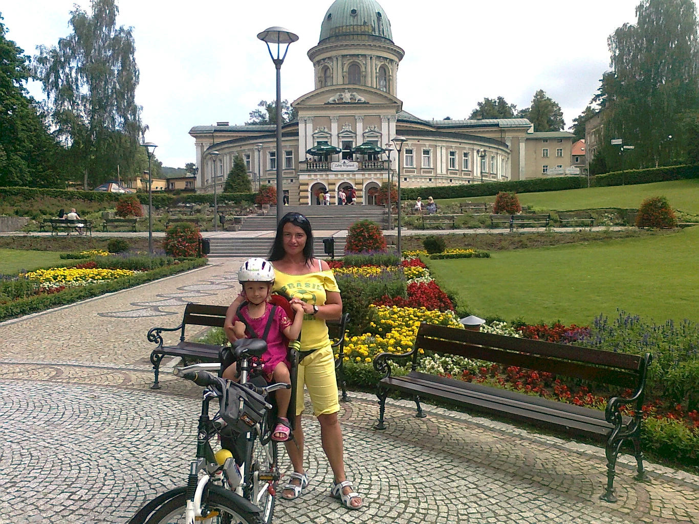 park zdrojowy w Lądku Zdrój - wszędzie jeździłyśmy rowerem,co zaowocowało tym,że po powrocie do domu wskazówka na wadze pokazała u mnie kilka kilo mniej:) park zdrojowy w Lądku Zdrój - wszędzie jeździłyśmy rowerem,co zaowocowało tym,że po powrocie do domu wskazówka na wadze pokazała u mnie kilka kilo mniej:)