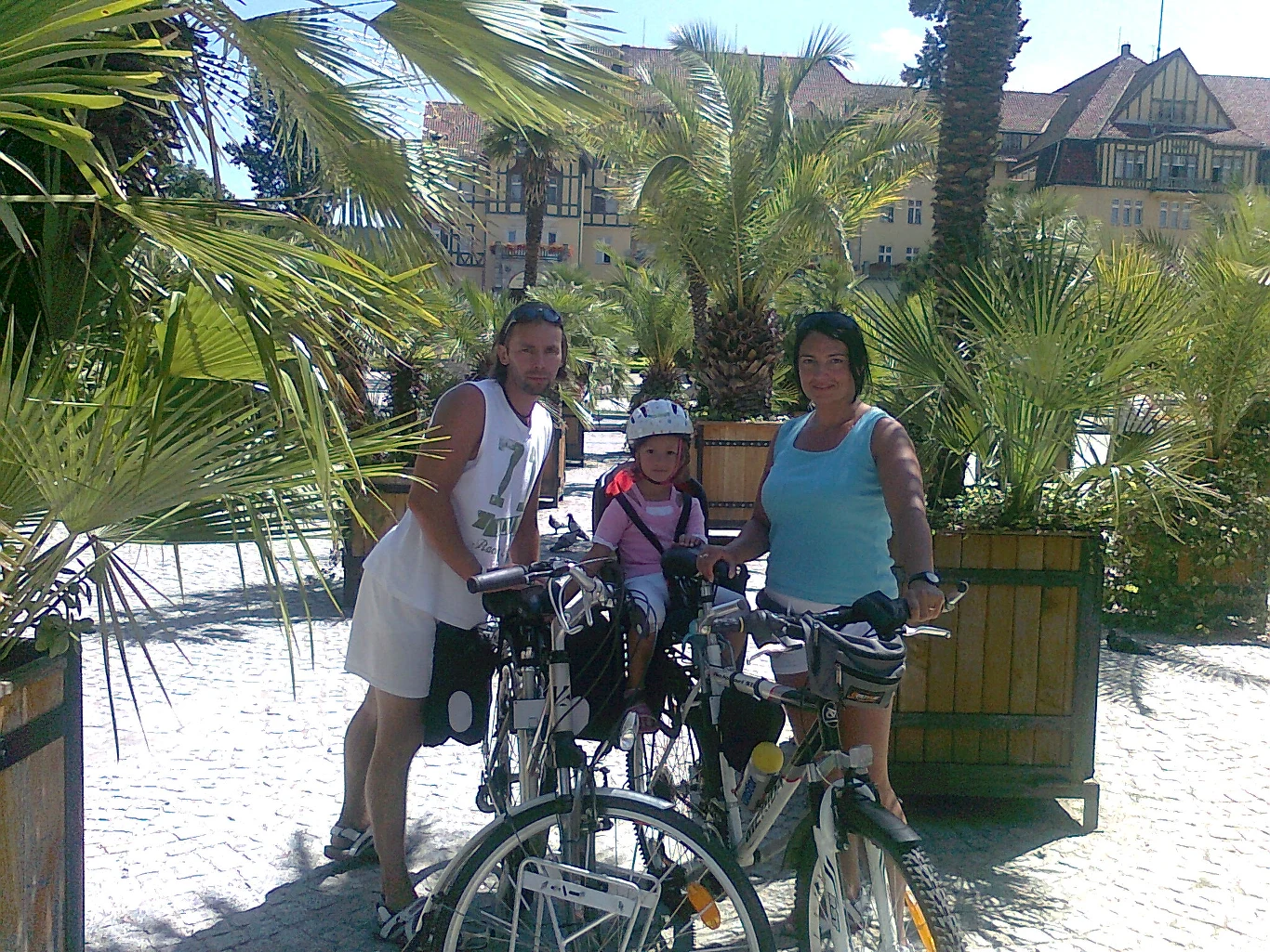 i z Lądka przyjechaliśmy do Kudowy Zdroj,którą również zwiedzamy na rowerach i z Lądka przyjechaliśmy do Kudowy Zdroj,którą również zwiedzamy na rowerach