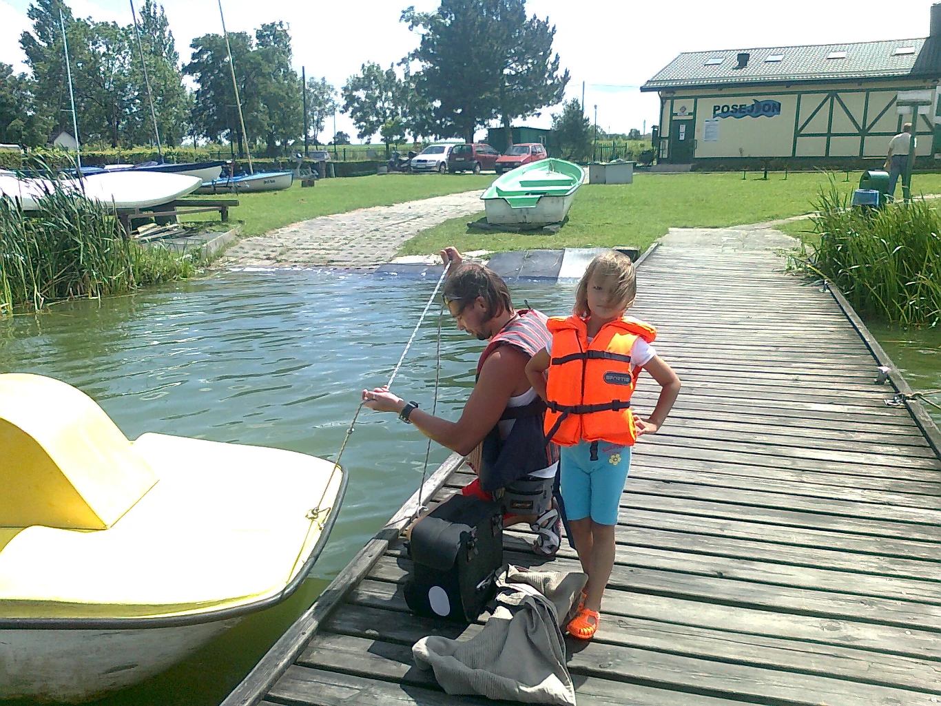 przystań wodna w podlegnickich Kunicach - wprawdzie wczasy się skończyły,ale lato i wakacje trwają nadal,więc korzystamy z każdej wolnej chwili,aby w okolicy naszego miejsca zamieszkania korzystać z róznych sportów i atrakcji - tutaj na rowerach wodnych przystań wodna w podlegnickich Kunicach - wprawdzie wczasy się skończyły,ale lato i wakacje trwają nadal,więc korzystamy z każdej wolnej chwili,aby w okolicy naszego miejsca zamieszkania korzystać z róznych sportów i atrakcji - tutaj na rowerach wodnych