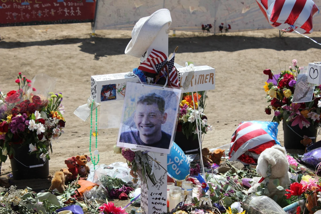 Miejsce pamięci, utworzione spontaniacznie koło kina w Aurorze Miejsce pamięci, utworzione spontaniacznie koło kina w Aurorze