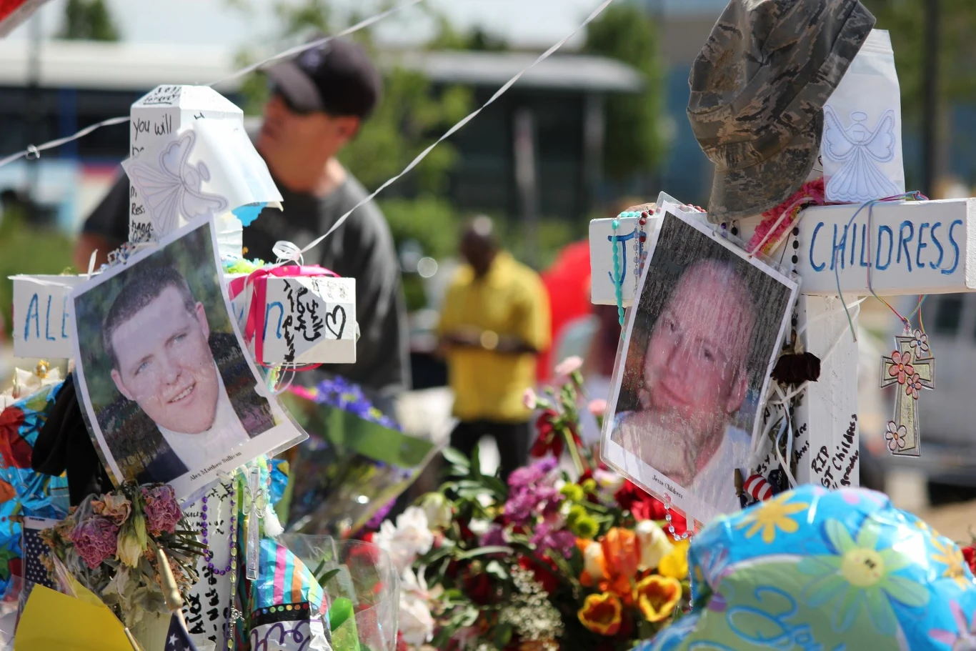 Miejsce pamięci, utworzione spontaniacznie koło kina w Aurorze Miejsce pamięci, utworzione spontaniacznie koło kina w Aurorze