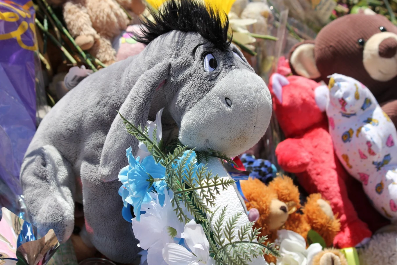 Miejsce pamięci, utworzione spontaniacznie koło kina w Aurorze Miejsce pamięci, utworzione spontaniacznie koło kina w Aurorze