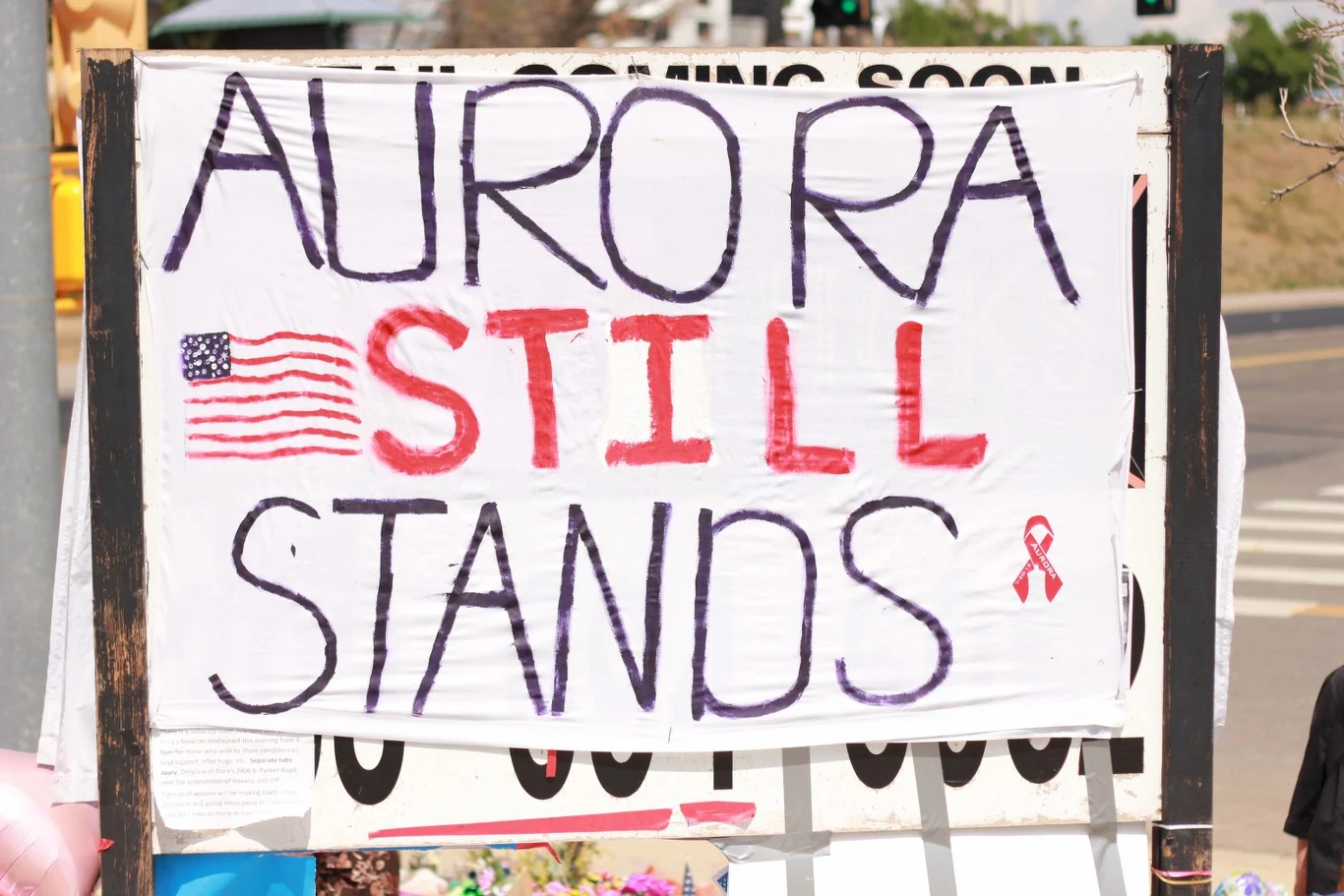 Miejsce pamięci, utworzione spontaniacznie koło kina w Aurorze Miejsce pamięci, utworzione spontaniacznie koło kina w Aurorze