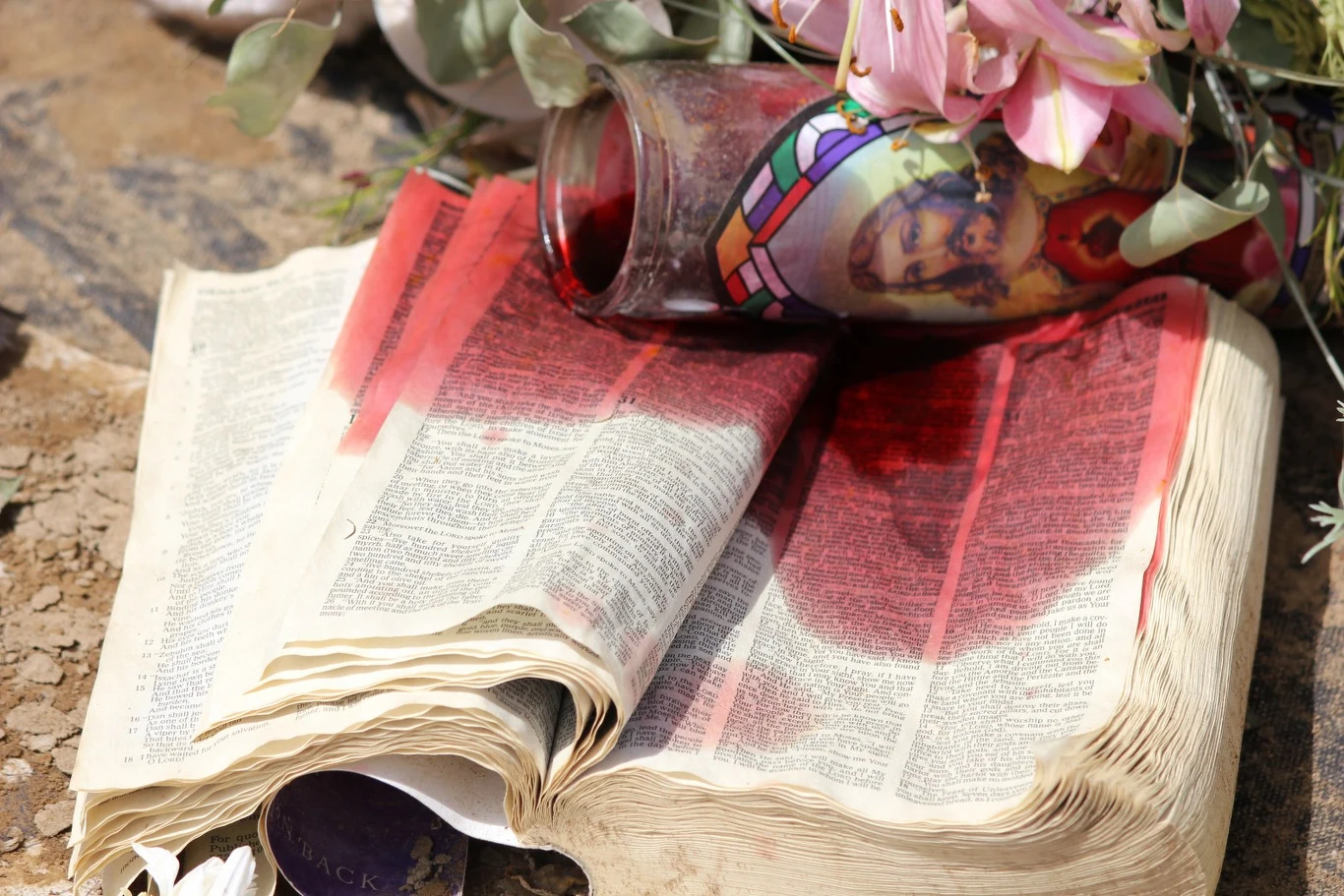 Biblia zalana czerwonym woskiem Biblia zalana czerwonym woskiem