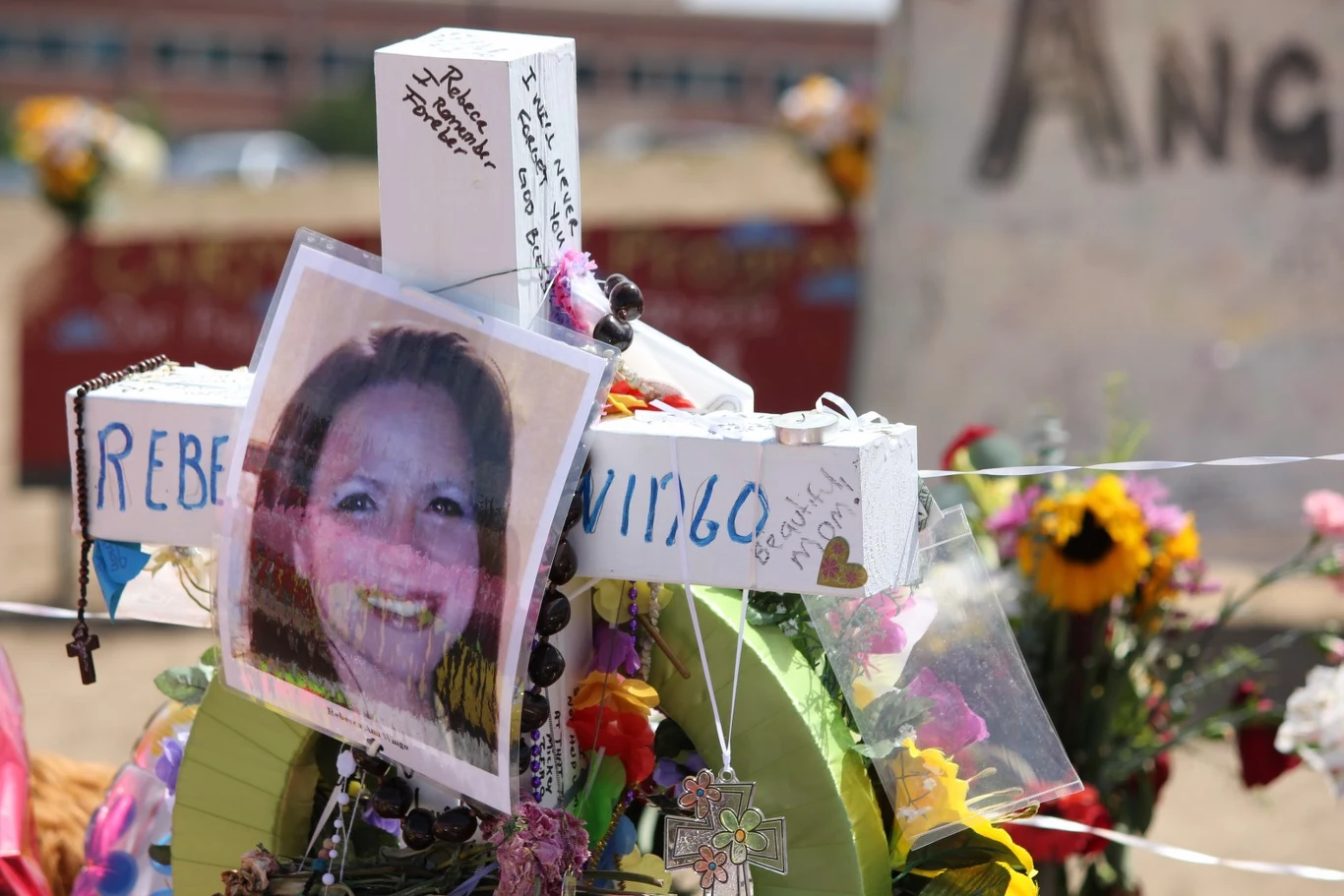 Miejsce pamięci, utworzione spontaniacznie koło kina w Aurorze Miejsce pamięci, utworzione spontaniacznie koło kina w Aurorze