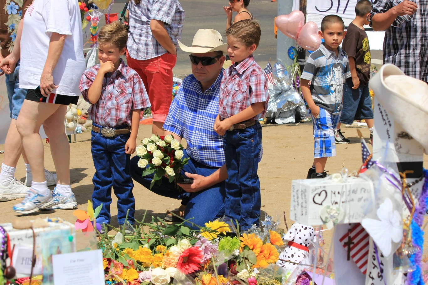 Miejsce pamięci, utworzione spontaniacznie koło kina w Aurorze Miejsce pamięci, utworzione spontaniacznie koło kina w Aurorze