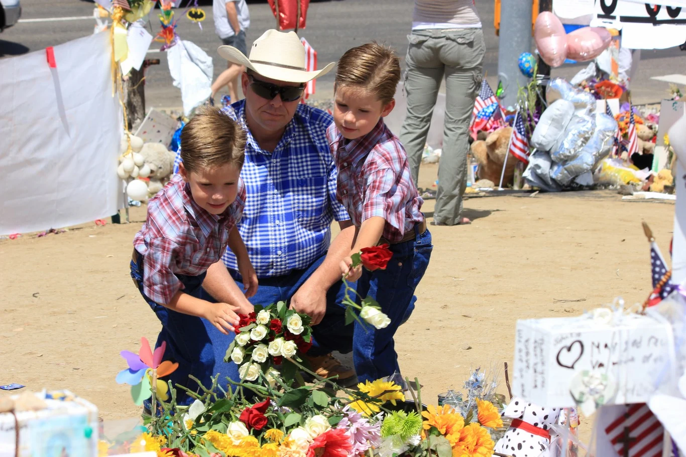 Miejsce pamięci, utworzione spontaniacznie koło kina w Aurorze Miejsce pamięci, utworzione spontaniacznie koło kina w Aurorze