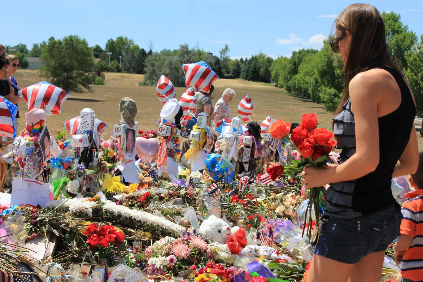 Miejsce pamięci, utworzione spontaniacznie koło kina w Aurorze Miejsce pamięci, utworzione spontaniacznie koło kina w Aurorze
