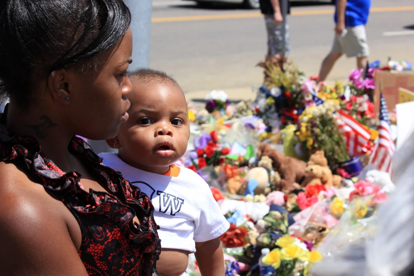 Miejsce pamięci, utworzione spontaniacznie koło kina w Aurorze Miejsce pamięci, utworzione spontaniacznie koło kina w Aurorze