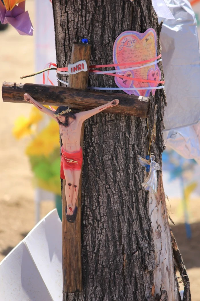 Miejsce pamięci, utworzione spontaniacznie koło kina w Aurorze Miejsce pamięci, utworzione spontaniacznie koło kina w Aurorze