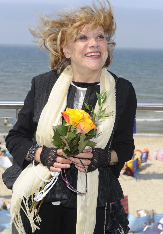 Na przekór wszystkiemu Sienkiewicz stara się zachować pogodę ducha Na przekór wszystkiemu Sienkiewicz stara się zachować pogodę ducha