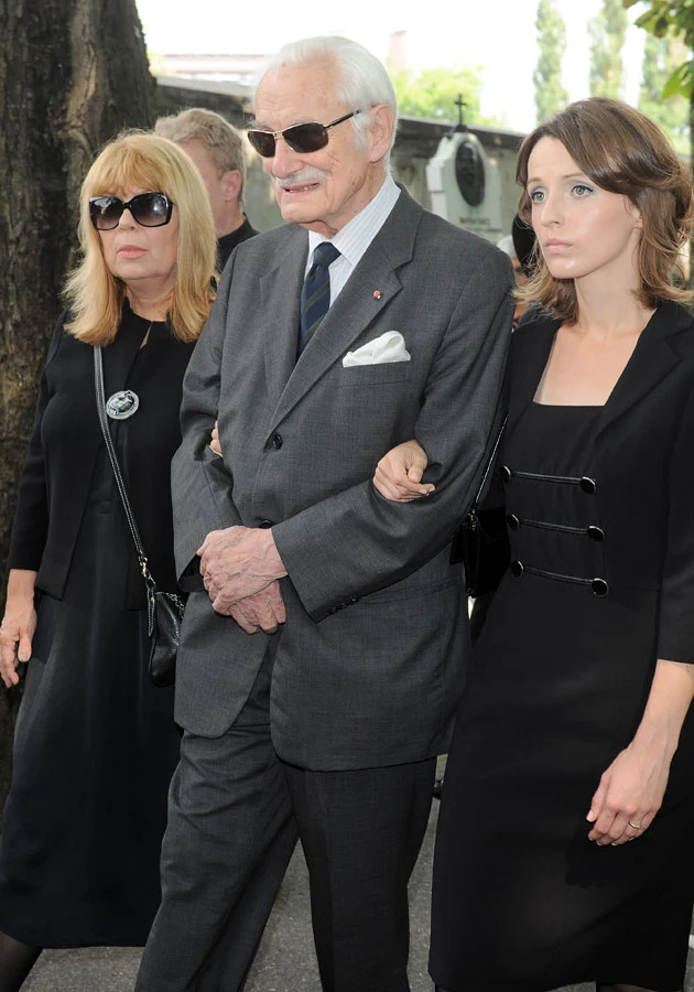 Najważniejsze kobiety w życiu Łapickiego: żona Kamila i córka Zuzanna, prowadzone pod rękę przez Stanisława Wyganowskiego