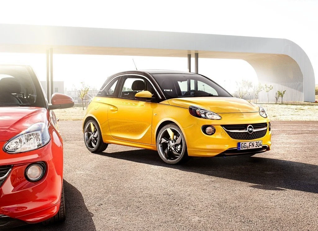 Nowy Opel to stylowe miejskie autko dla młodych (nie tylko ciałem) klientów. Niemcy chcą konkurować przede wszystkim z Fiatem 500.