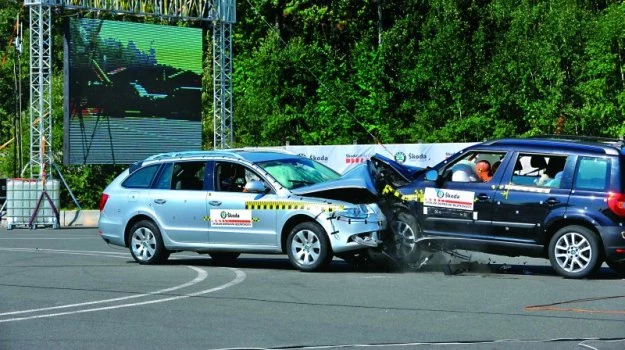 Różnica wielkości powoduje, że duże auto lepiej zniesie kolizję z małym, nawet jeżeli oba mają po pięć gwiazdek w testach zderzeniowych.