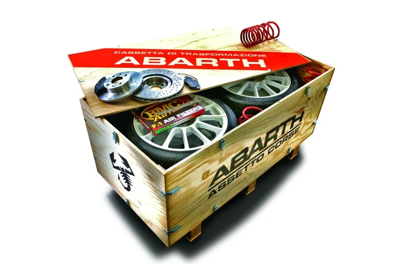 Kit Esseesse sprzedawany jest w drewnianej skrzyni, którą właściciel może wykorzystać do spakowania pozostałych po montażu części.