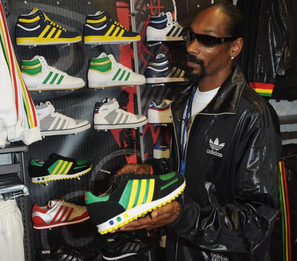 Snoop Dogg w firmowym sklepie Adidasa wybiera nowe sneakersy